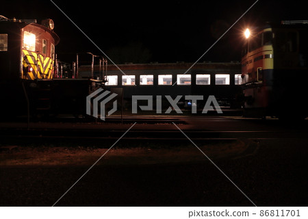 Preserved vehicles standing in Usui Pass Railway Cultural Village at night (Yokokawa Night Park) 86811701
