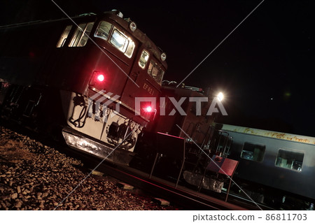 Preserved vehicles standing in Usui Pass Railway Cultural Village at night (Yokokawa Night Park) 86811703
