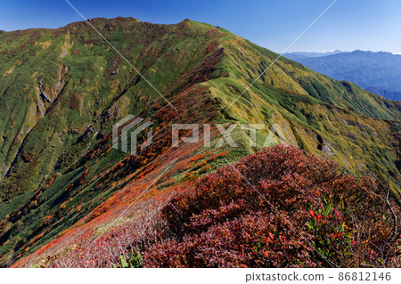 遠眺谷川山和富士山的山頂。 86812146