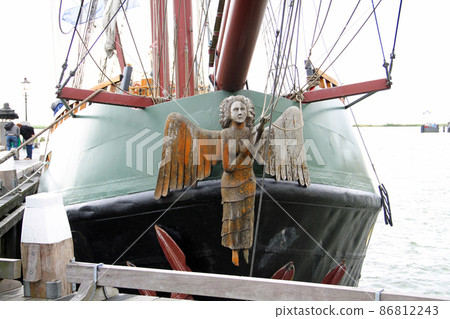 Figurehead of a sailing ship moored at the historic port town of Hoorn 86812243