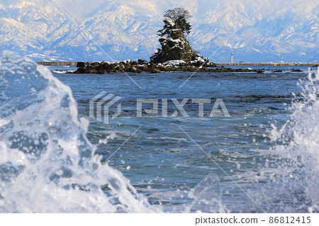 富山縣冰見海岸天晴 86812415