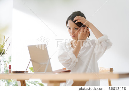 Females in their 20s and 30s who straighten their hair Females in their 20s and 30s who straighten their hair 86812458