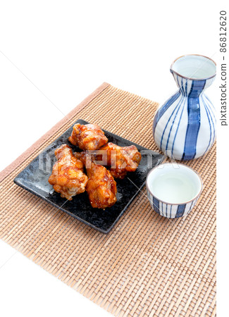 用照燒雞翅和甜辣燉作為配菜喝清酒的形象 用照燒雞翅和甜辣燉作為配菜喝清酒的形象 86812620