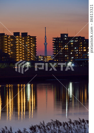 建築物間的天空樹映照在江戶川江戶川岸邊 86813321