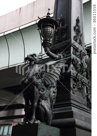長著翅膀的麒麟像守護獸一樣矗立的日本橋，是五路的起點。 86813358