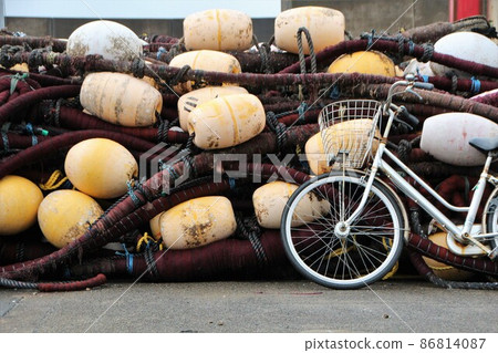 漁港油炸的漁網和自行車 86814087