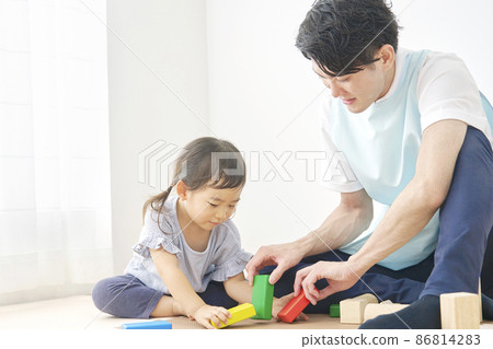 孩子和幼兒園老師玩積木 86814283