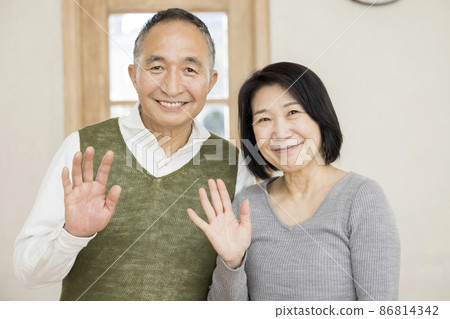 老夫婦一起揮手 86814342