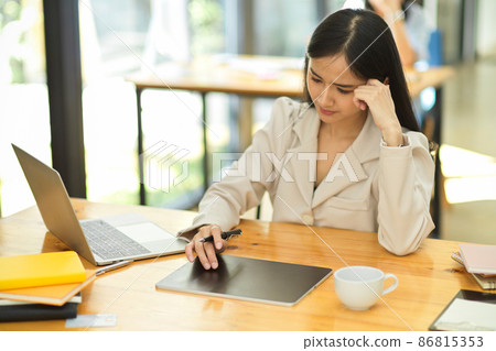 Focused businesswoman pensive thinking her work project. 86815353