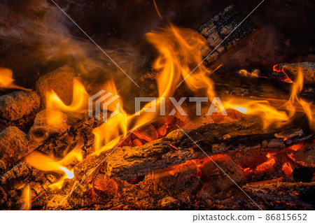 篝火木炭露營地的露天火災 86815652