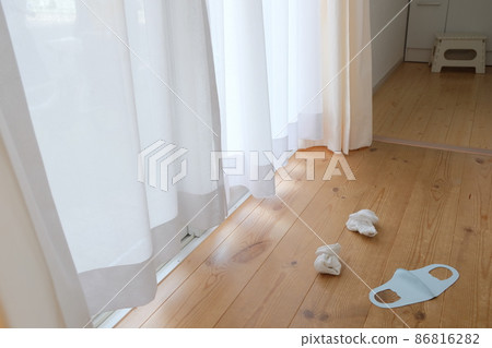 用過的口罩和襪子脫掉 用過的口罩和襪子脫掉 86816282