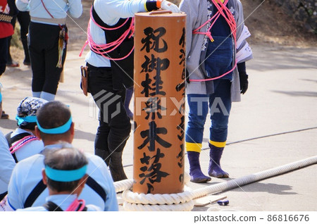 長野縣諏訪大社、禦柱祭父子 86816676