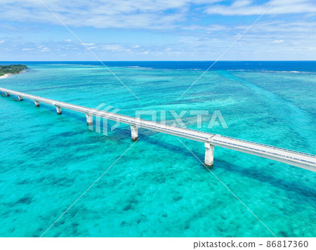 Take a picture of Ikema Bridge with a drone 86817360