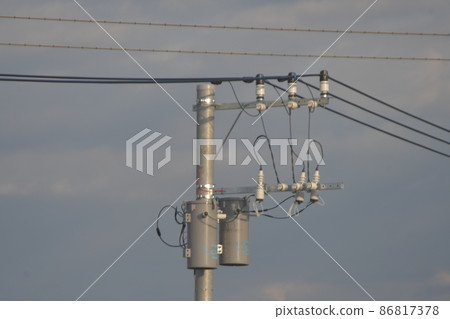 極變壓器 86817378