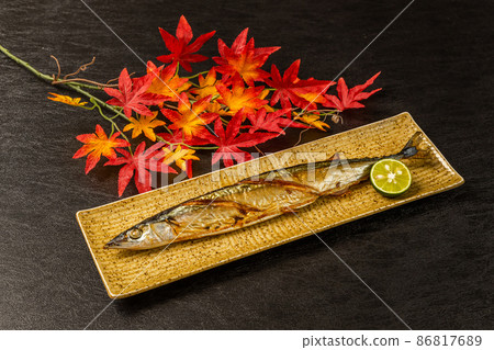 Grilled saury with salt Autumn gourmet saury 86817689