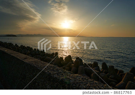 Sunset seen from the west coast of Awaji Island, Hyogo Prefecture Sunset seen from the west coast of Awaji Island, Hyogo Prefecture 86817763