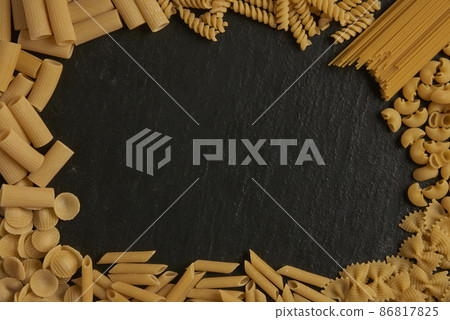 pasta concept different kinds of dry pasta being sorted into groups and placed in circle on the dark background 86817825