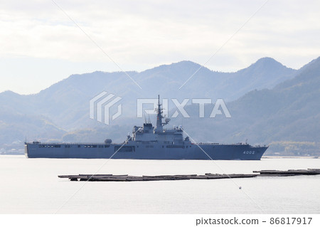 海上自衛隊運輸船下北和牡蠣筏 86817917