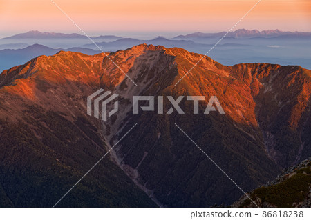 從南阿爾卑斯北嶽山頂看到的千丈岳和北阿爾卑斯山脈 86818238