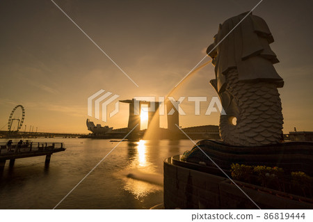 [Singapore] Dawn of Singapore and Merlion 86819444