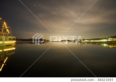 Night view of Fukura Bay, Awaji Island, Hyogo Prefecture 86821693
