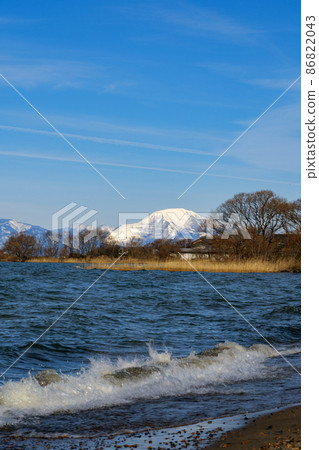 Snowy scenery of Mt. Ibuki and Hubei from the eastern shore of Lake Biwa 86822043