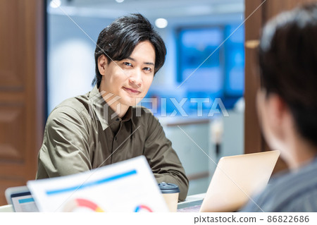 Young man having a meeting in the office Photo cooperation: WEEK Shibadaimon (Sun Frontier Fudousan) Young man having a meeting in the office Photo cooperation: WEEK Shibadaimon (Sun Frontier Fudousan) 86822686