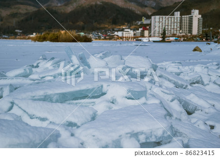 [Ice] Winter scenery of Lake Suwa [At Sekicho Park] 86823415
