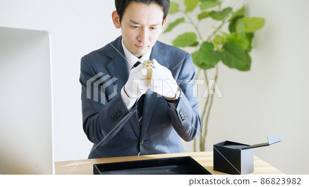 評估手錶的鑑定師 86823982