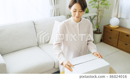 Cardboard / moving / middle female Cardboard / moving / middle female 86824016