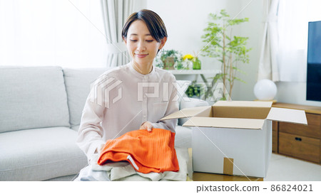 Cardboard, moving, clothes, middle women Cardboard, moving, clothes, middle women 86824021