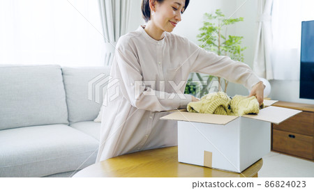 Cardboard, moving, clothes, middle women 86824023