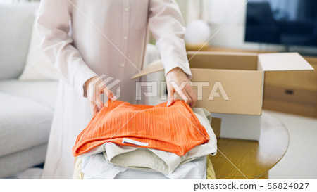 紙板,搬家,衣服,中間女人 紙板,搬家,衣服,中間女人 86824027