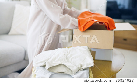 紙板,搬家,衣服,中間女人 紙板,搬家,衣服,中間女人 86824028