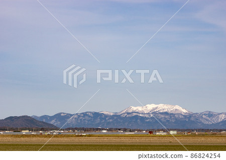 Snow scene in the northern part of the Suzuka Mountains in winter seen from the Koto region on the Shiga prefecture side Snow scene in the northern part of the Suzuka Mountains in winter seen from the Koto region on the Shiga prefecture side 86824254