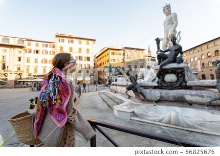Young woman traveling famous italian landmarks in Florence city 86825676