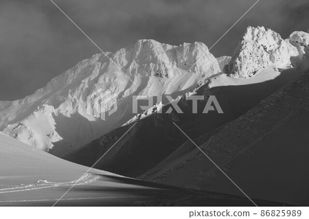 大雪山十胜山脈冬天的上峰龜德山（單色版） 86825989