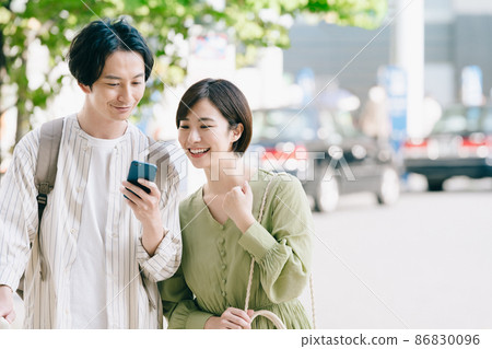 Men and women holding smartphones Men and women holding smartphones 86830096