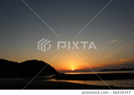 SDGs Nature and the brilliance and light of the earth! Scenery of orange dusk and Seto Inland Sea in Hikari City, Yamaguchi Prefecture 86830347