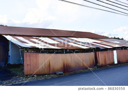 Old-fashioned rusty galvanized iron hut Old-fashioned rusty galvanized iron hut 86830350