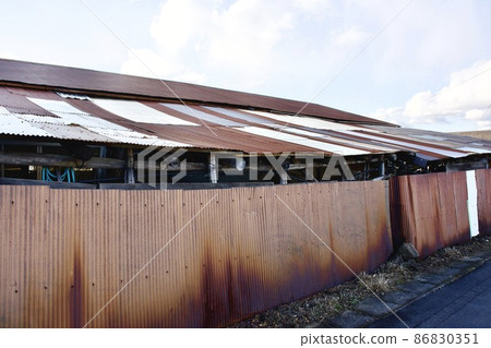 老式生鏽的鍍鋅鐵小屋 老式生鏽的鍍鋅鐵小屋 86830351