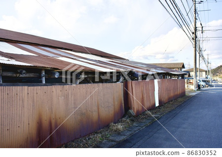 Old-fashioned rusty galvanized iron hut Old-fashioned rusty galvanized iron hut 86830352