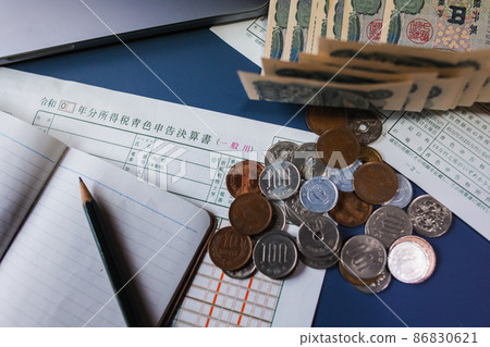Image image of final tax return, which is the work of the year-end and New Year holidays (blue declaration) 86830621