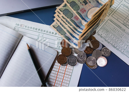 Image image of final tax return, which is the work of the year-end and New Year holidays (blue declaration) 86830622