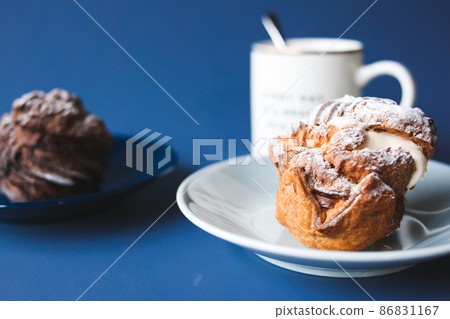 茶歇與巧克力酥皮奶油酥皮和酥皮奶油酥皮酥皮 86831167