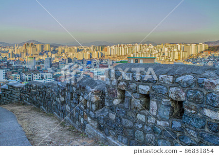 Cityscape of Seoul city seen through the walls of Hanyangdoseong-gil 86831854