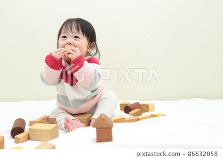 0歲女嬰玩積木 86832058