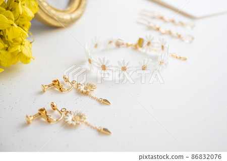 瑪格麗特的耳環和手鐲邀請配件 86832076