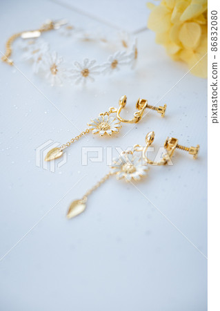 Margaret motif earrings and bracelets classical accessories Margaret motif earrings and bracelets classical accessories 86832080