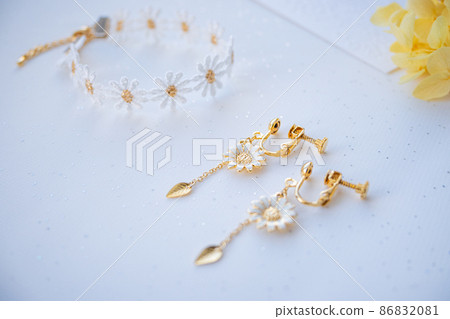 Marguerite earrings and bracelets present image Marguerite earrings and bracelets present image 86832081
